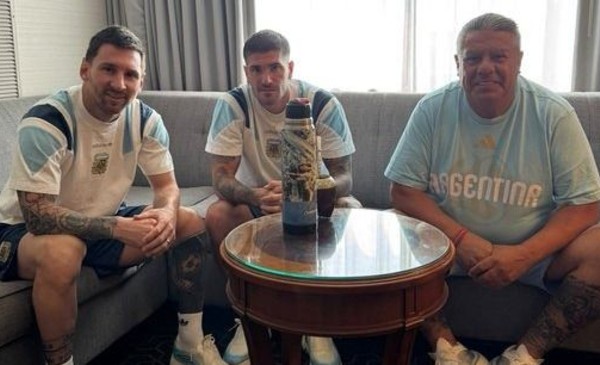 La foto que esperaba toda la Argentina: Tapia, Messi y De Paul repitieron el ritual antes de la final