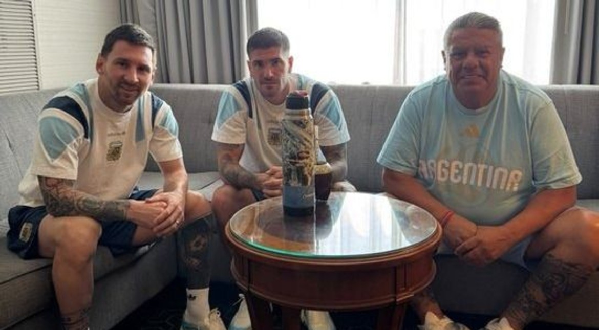 La foto que esperaba toda la Argentina: Tapia, Messi y De Paul repitieron el ritual antes de la final