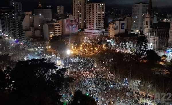 Pese a la caída, una multitud se acercó al monumento para reconocer a la Selección Argentina