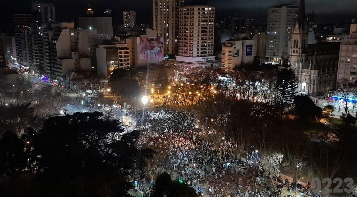 Pese a la caída, una multitud se acercó al monumento para reconocer a la Selección Argentina