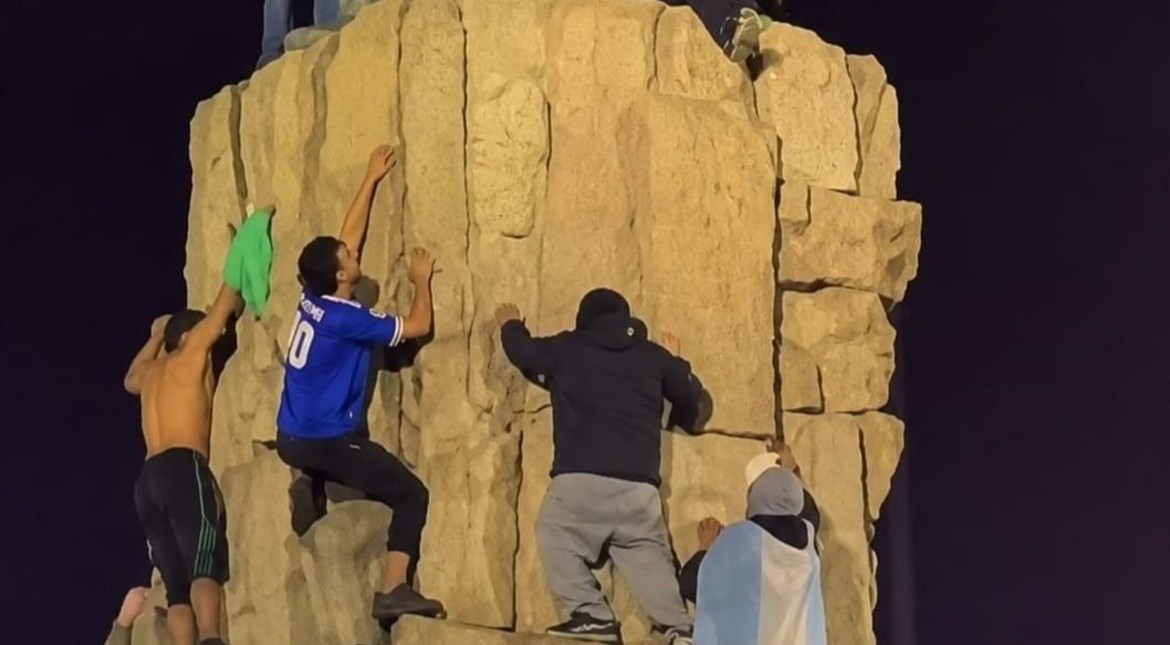 Cómo sigue el chico que cayó del Monumento a San Martín durante los festejos