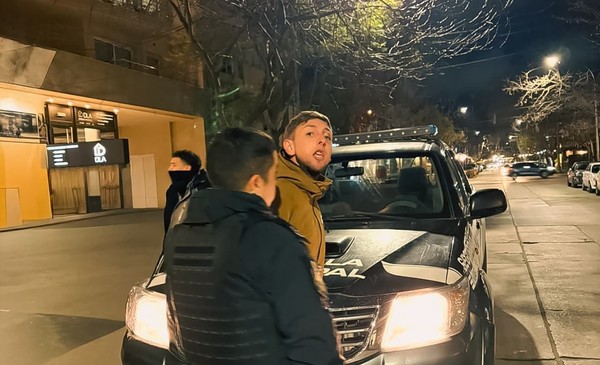 Hostigó a personas en bares de Olavarría, se emborrachó y terminó a los cabezazos contra un patrullero
