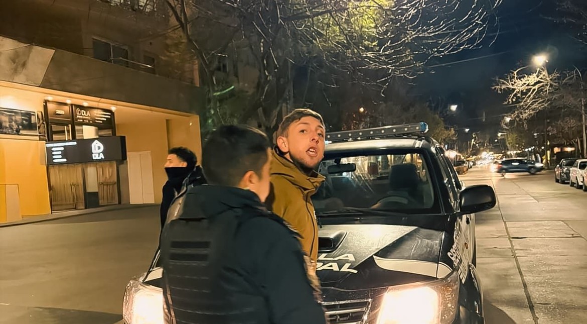 Hostigó a personas en bares de Olavarría, se emborrachó y terminó a los cabezazos contra un patrullero