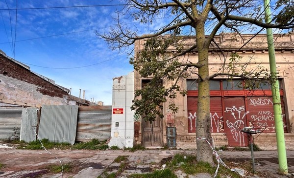 Cayó desde el techo de la casa y murió: investigan el accidente