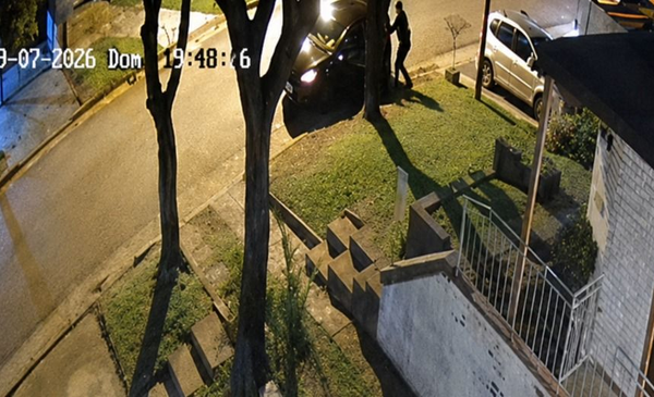 Subieron como pasajeros, atacaron al chofer e intentaron robarle el auto en el barrio San Carlos