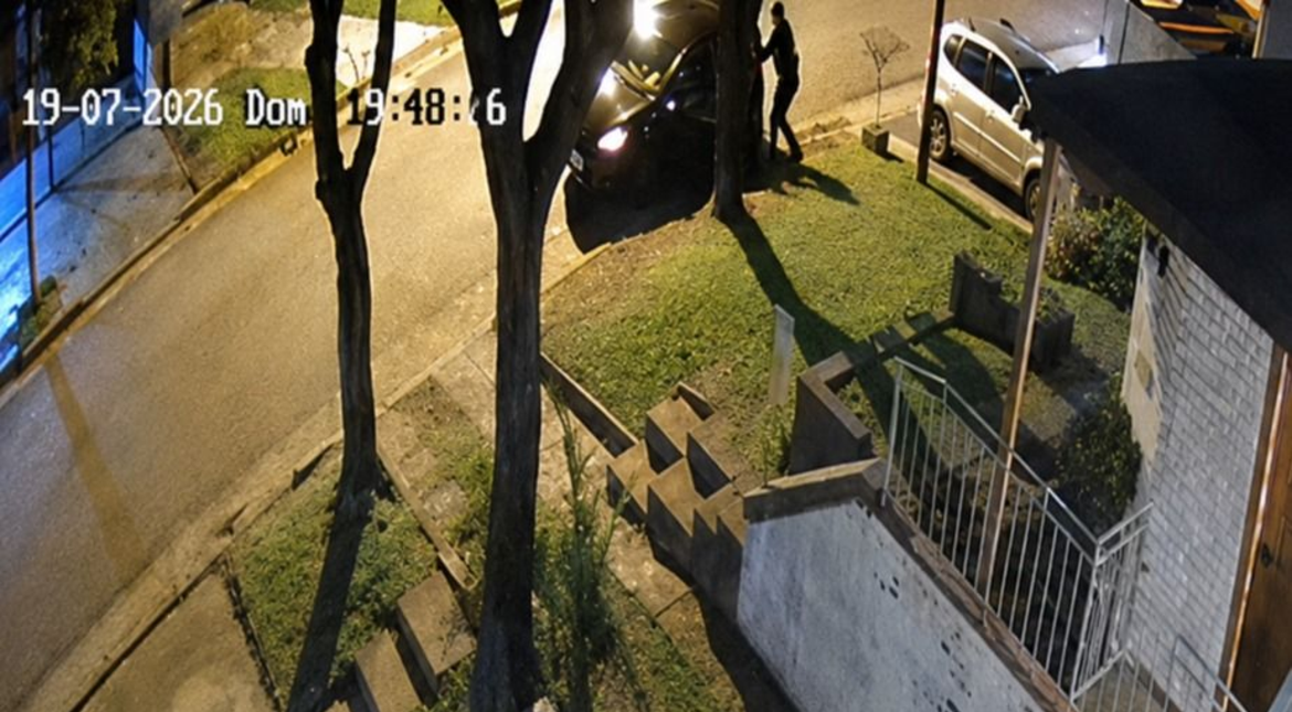 Subieron como pasajeros, atacaron al chofer e intentaron robarle el auto en el barrio San Carlos