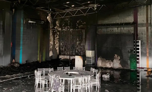 Robaron y prendieron fuego un salón de eventos: habían desconectado las cámaras y la alarma antes del incendio