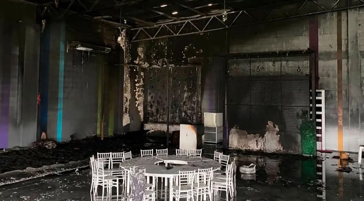 Robaron y prendieron fuego un salón de eventos: habían desconectado las cámaras y la alarma antes del incendio