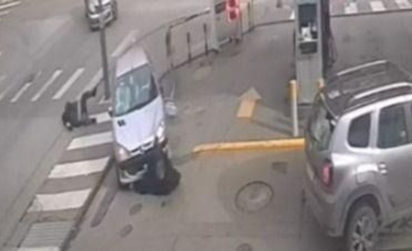 Así fue el accidente en el centro: chocó con un auto, atropelló a dos peatones y a uno lo arrastró varios metros