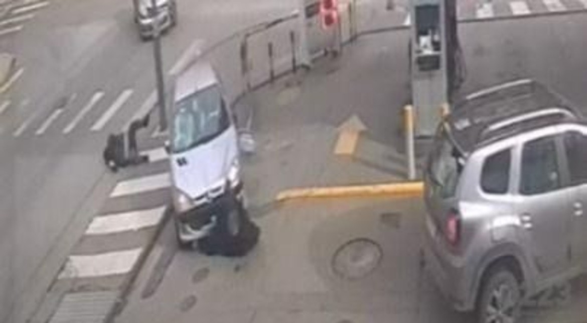 Así fue el accidente en el centro: chocó con un auto, atropelló a dos peatones y a uno lo arrastró varios metros