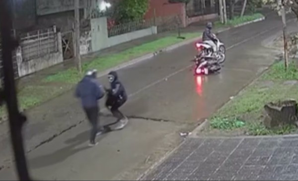 Impactante video: dos motochorros asesinaron a quemarropa a un policía para robarle la moto