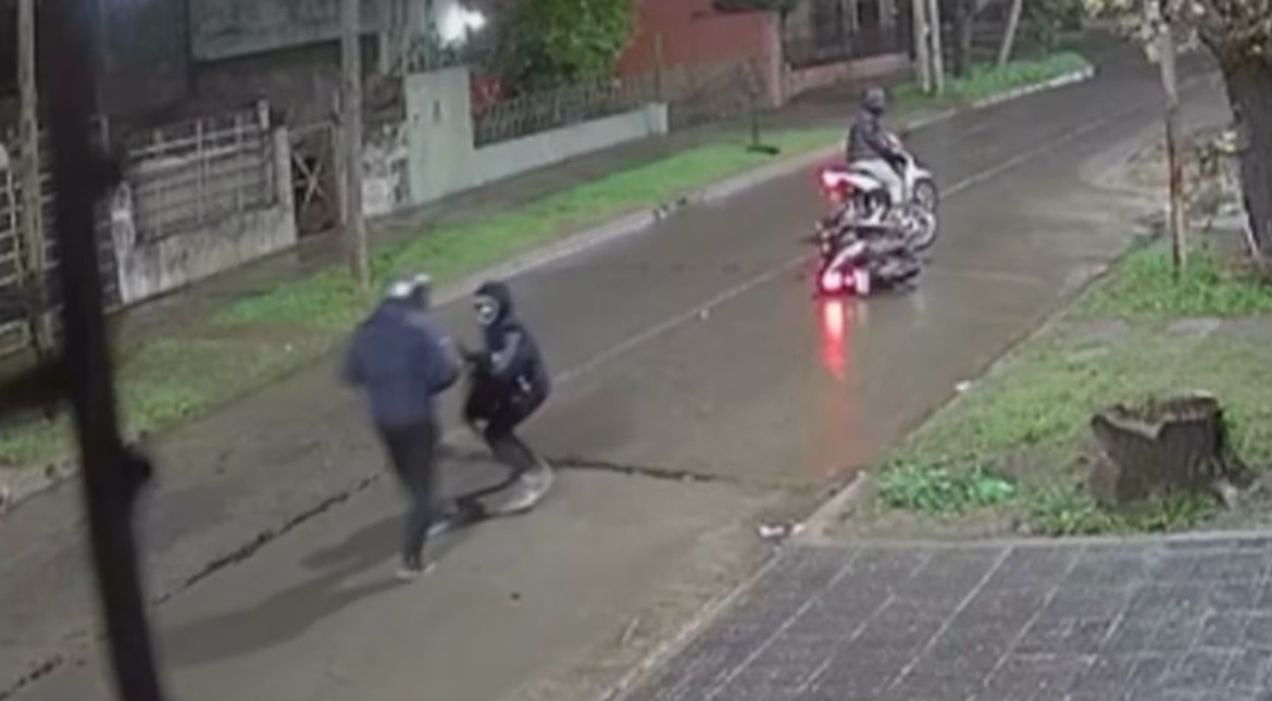 Impactante video: dos motochorros asesinaron a quemarropa a un policía para robarle la moto