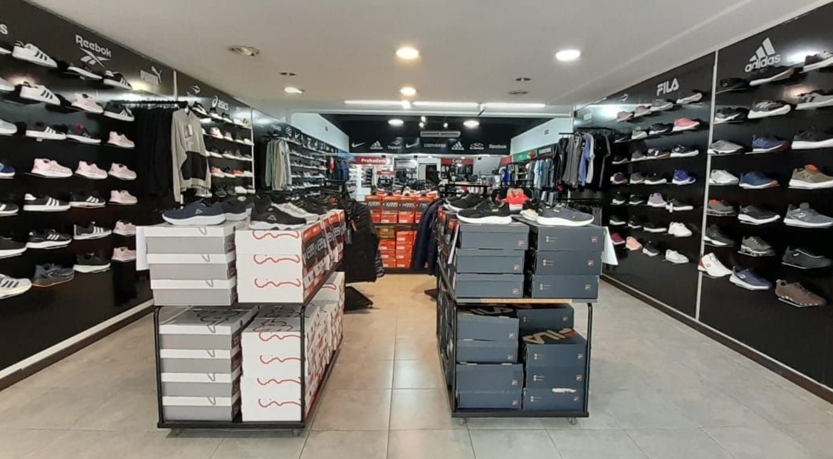 Se negaron a cambiarle unas zapatillas y ahora deberán pagarle $10 millones