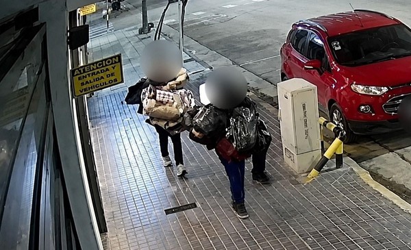 Entraron dos veces en una misma madrugada y desvalijaron un local de ropa del centro