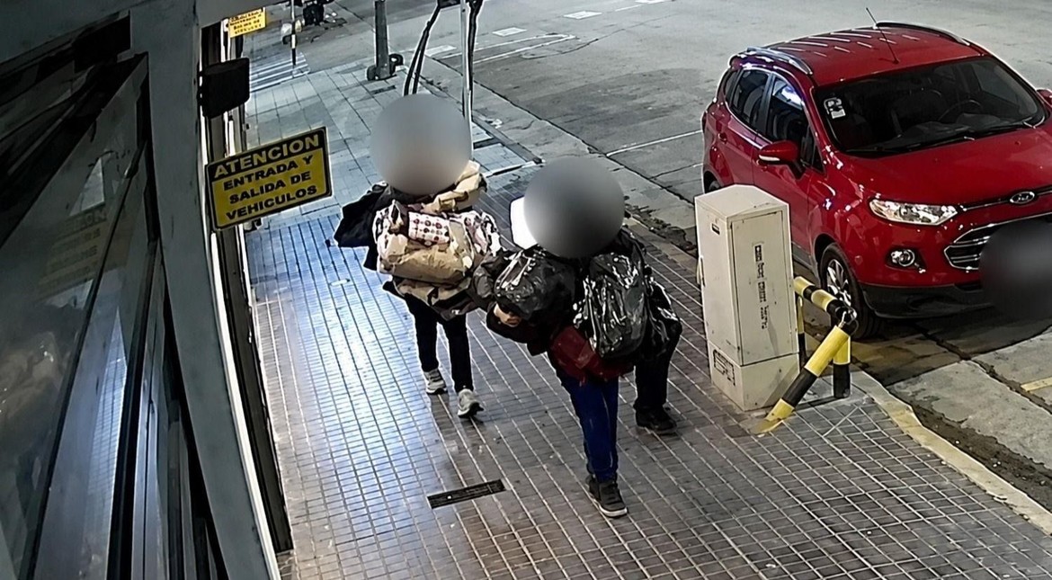 Entraron dos veces en una misma madrugada y desvalijaron un local de ropa del centro
