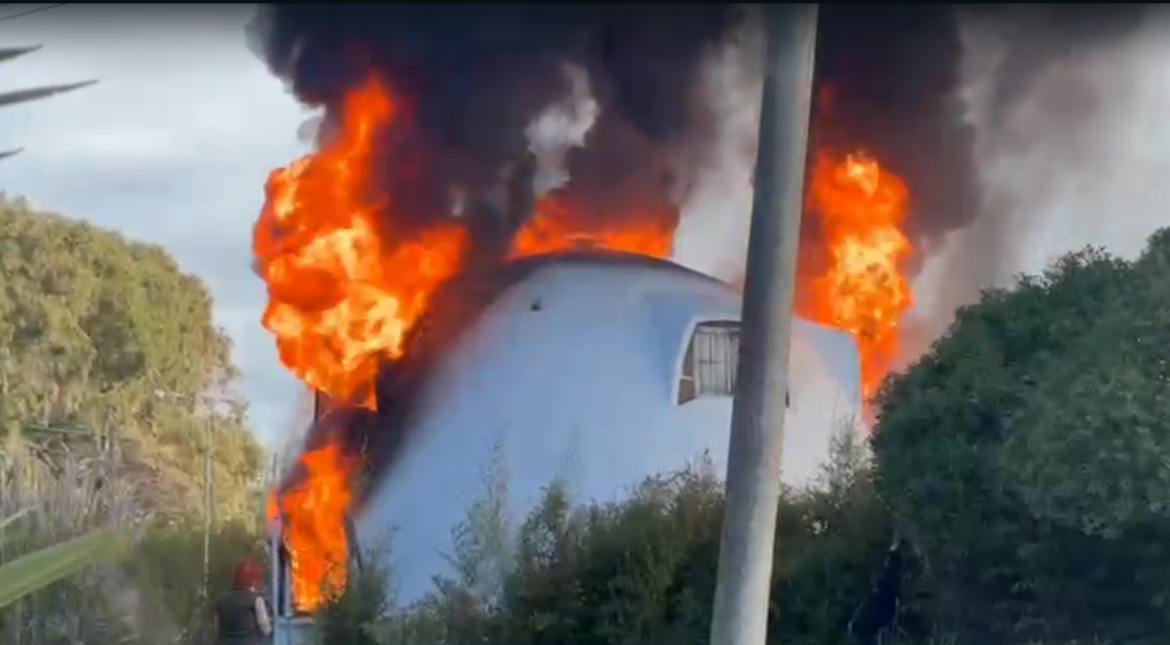 Video: dantesco incendio de una icónica vivienda del barrio Alfar