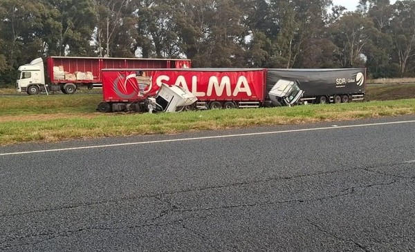 Impactante accidente en la Ruta 2: dos camiones se engancharon y terminaron en el cantero central