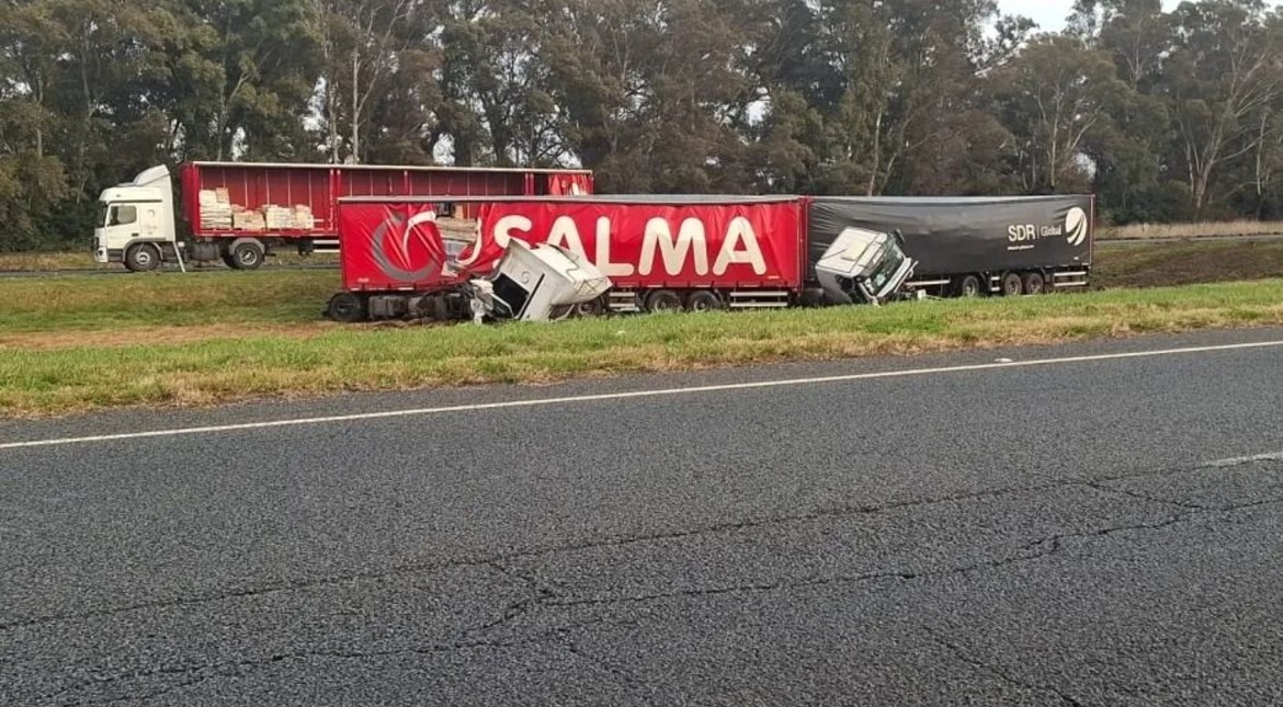 Impactante accidente en la Ruta 2: dos camiones se engancharon y terminaron en el cantero central