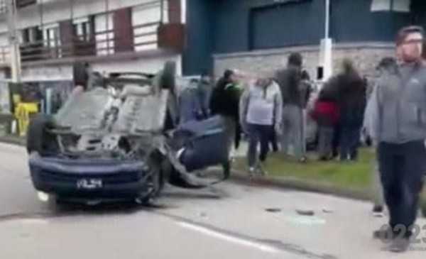 Espectacular vuelco de un auto en Punta Mogotes