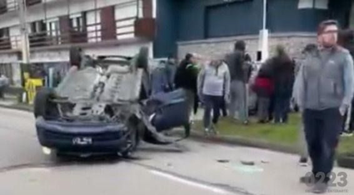 Espectacular vuelco de un auto en Punta Mogotes
