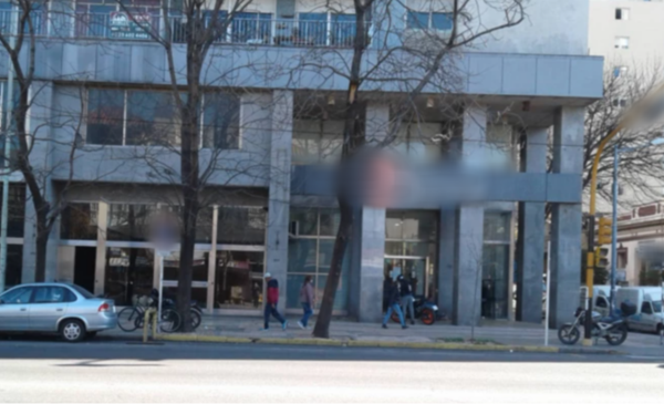 Un operario se descompensó y murió mientras arreglaba el aire acondicionado en el techo de un banco
