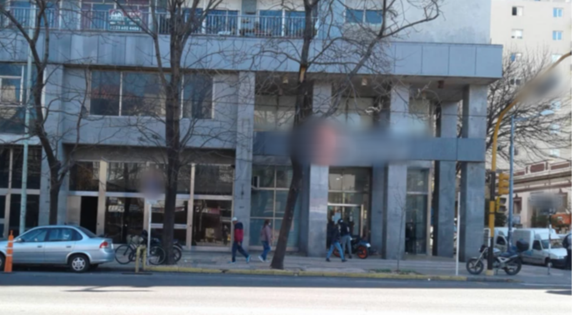 Un operario se descompensó y murió mientras arreglaba el aire acondicionado en el techo de un banco