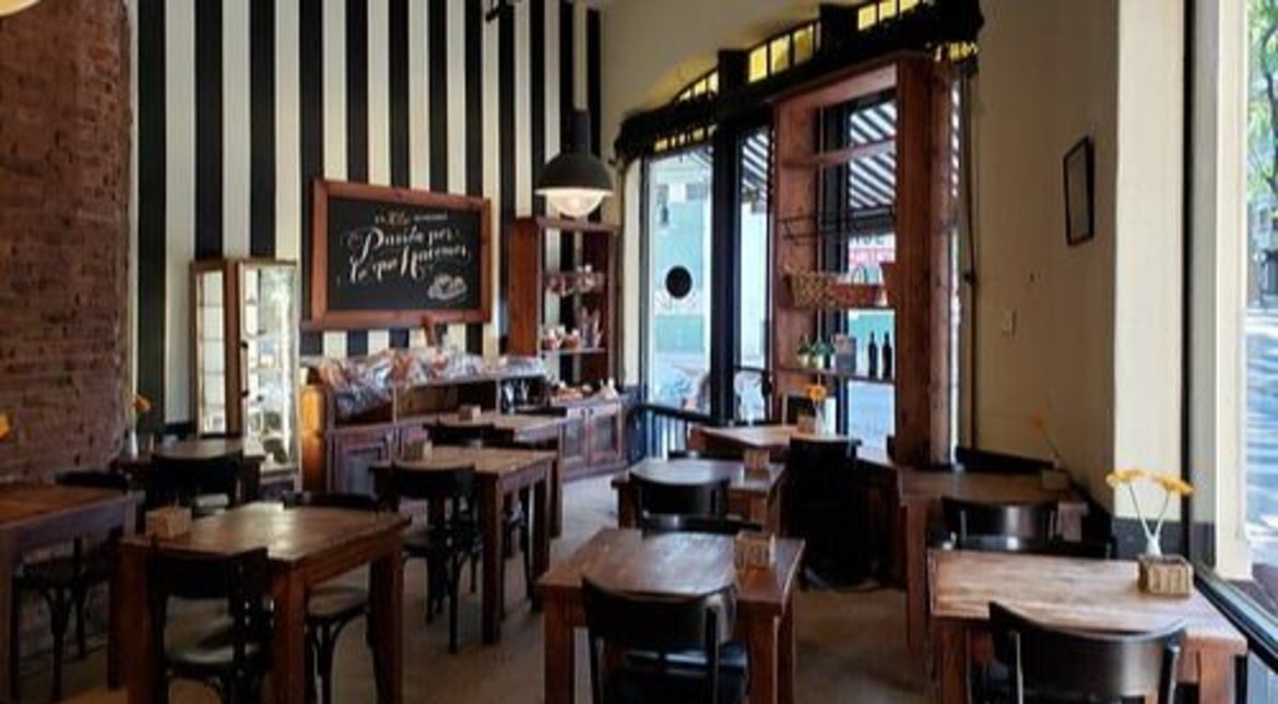 Cerraron dos locales de una famosa cafetería y ya tiene 175 cheques rechazados