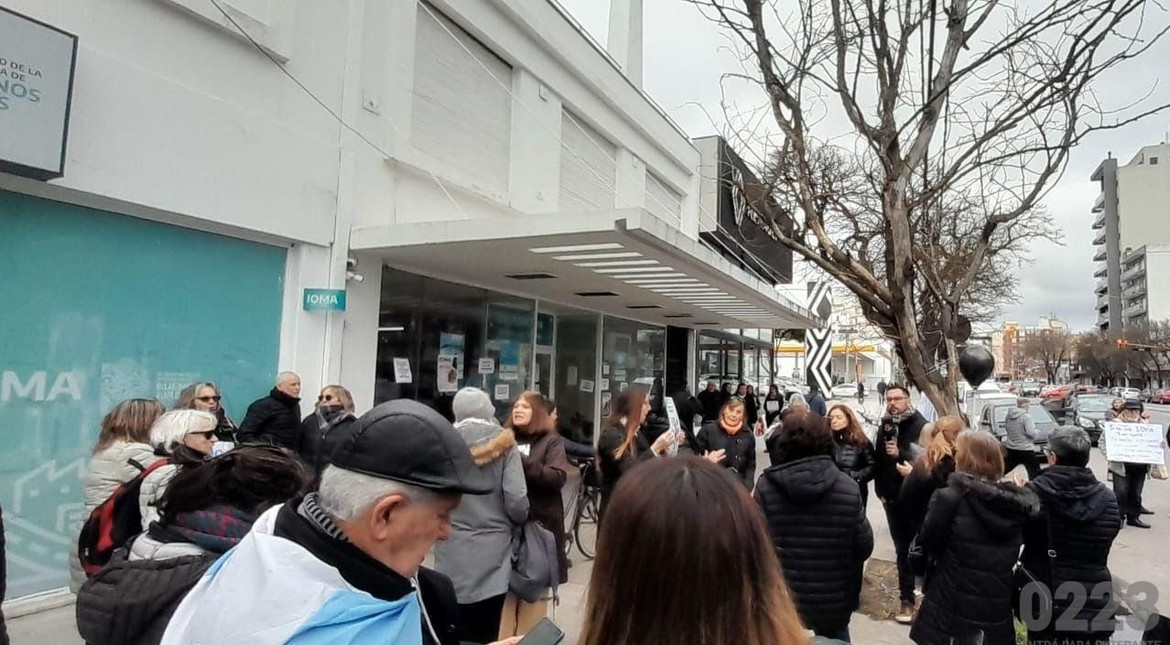 "Entran afiliados a morirse": la dura denuncia durante una protesta frente a Ioma