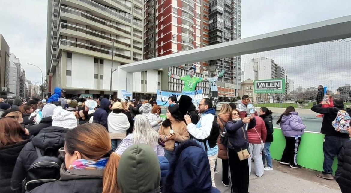 "El Dibu no se va": Mar del Plata tuvo su banderazo en apoyo al arquero de la Selección