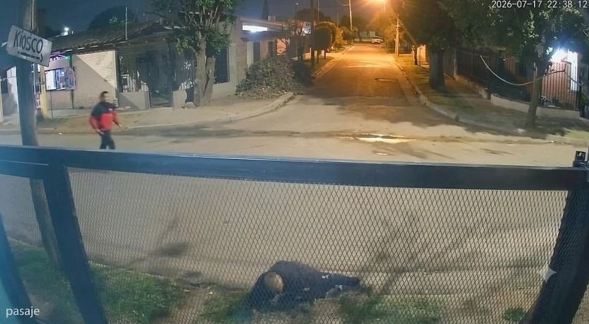 Pensó que lo robaban, salió a toda velocidad y arrastró a un joven con discapacidad