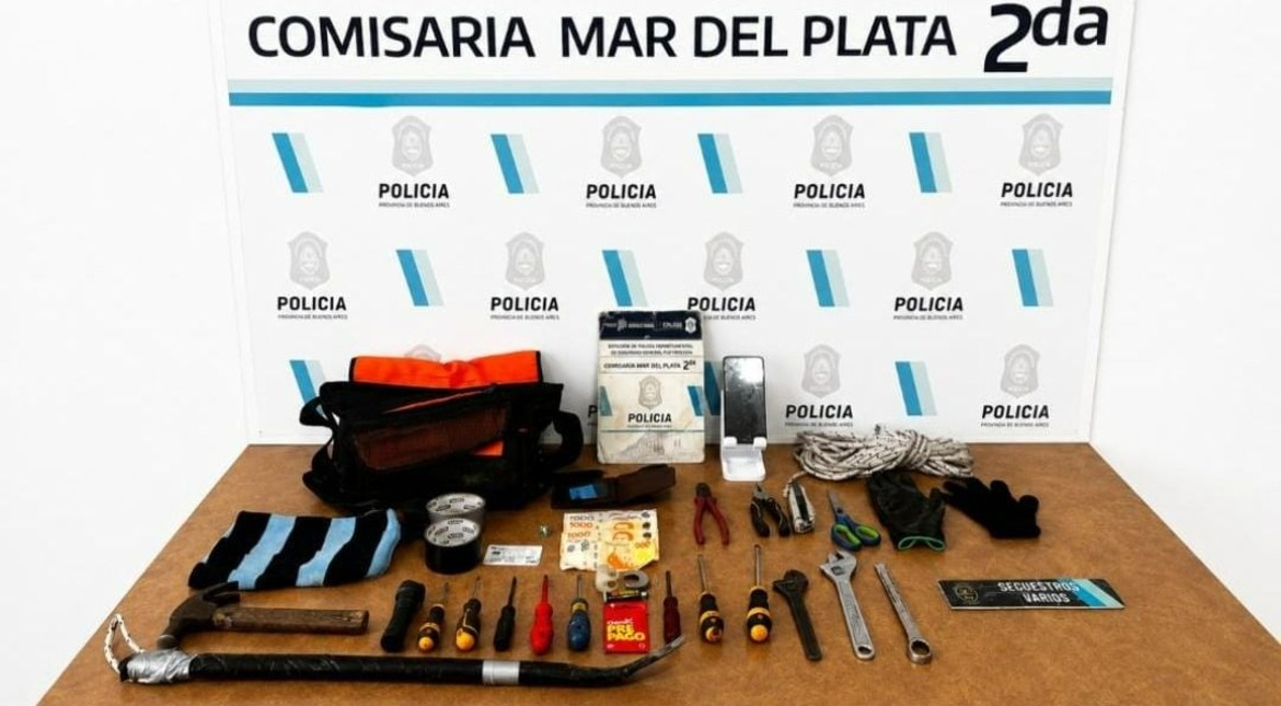 Amenazó con una réplica a tres albañiles para robarles: lo redujeron a golpes