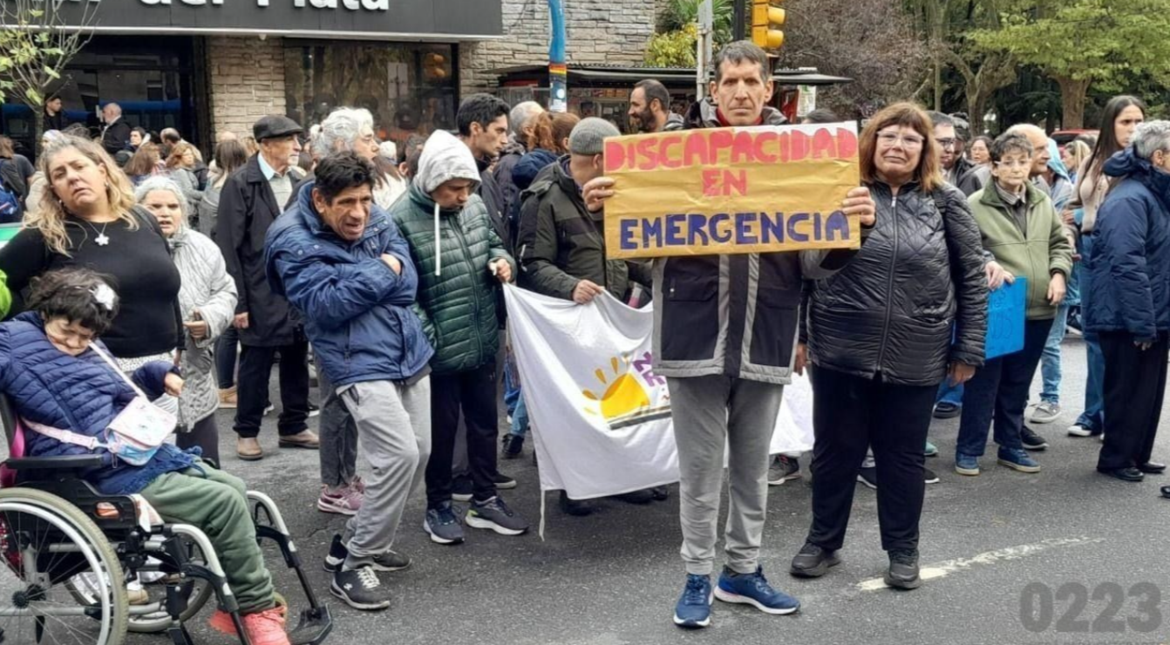 "Estamos desesperados": una mamá denunció a la obra social de su hijo con discapacidad por impedirle los tratamientos