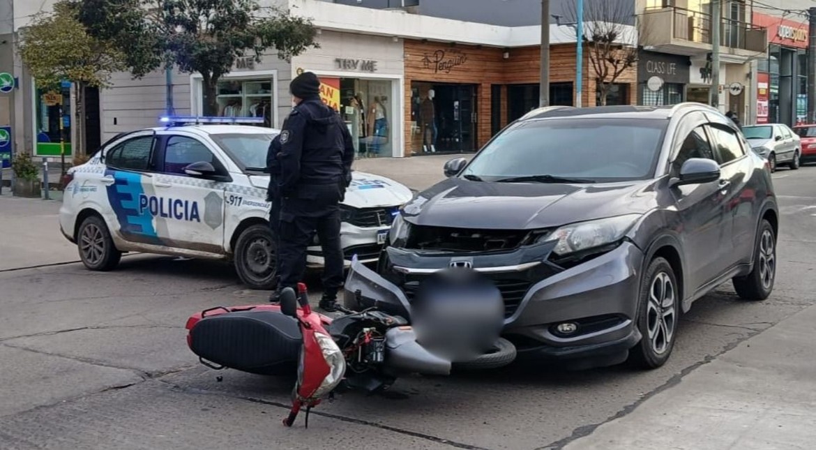 "Fue un segundo": dos jóvenes en moto chocaron contra un auto en la zona de Güemes