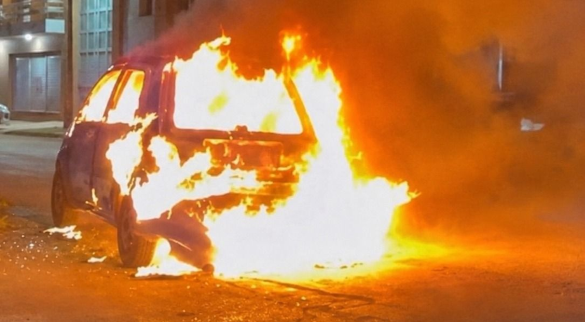 Video: un auto se prendió fuego en plena marcha y las llamas lo consumieron
