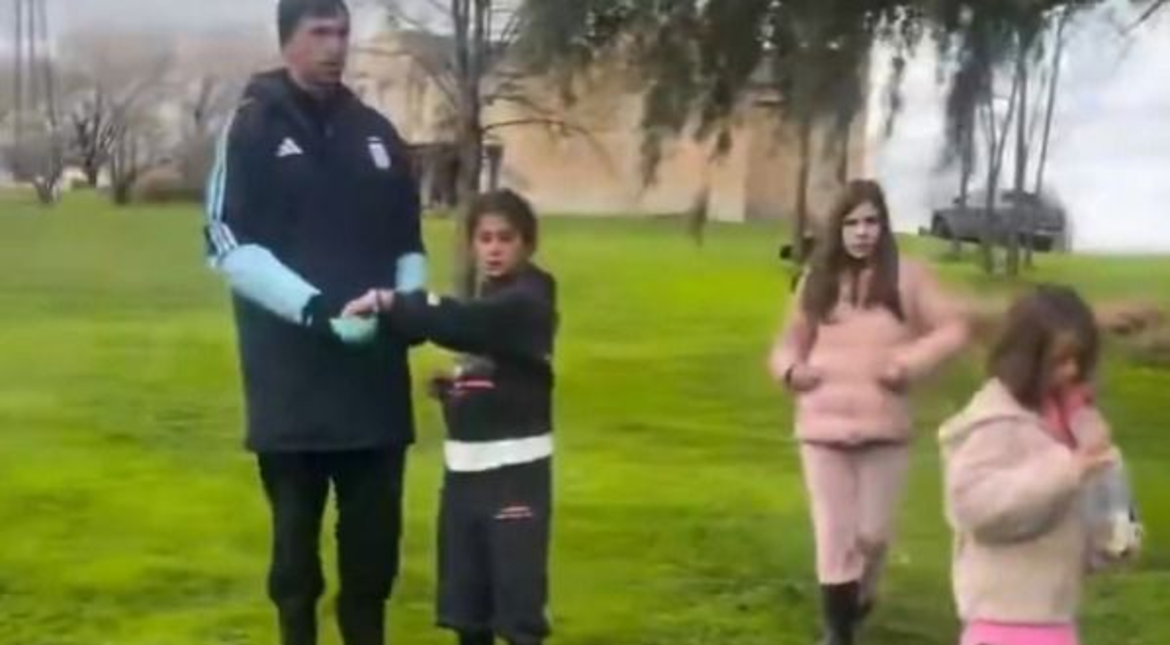 Con la campera de la Selección, "Dibu" Martínez disfruta sus vacaciones en Sierra de los Padres