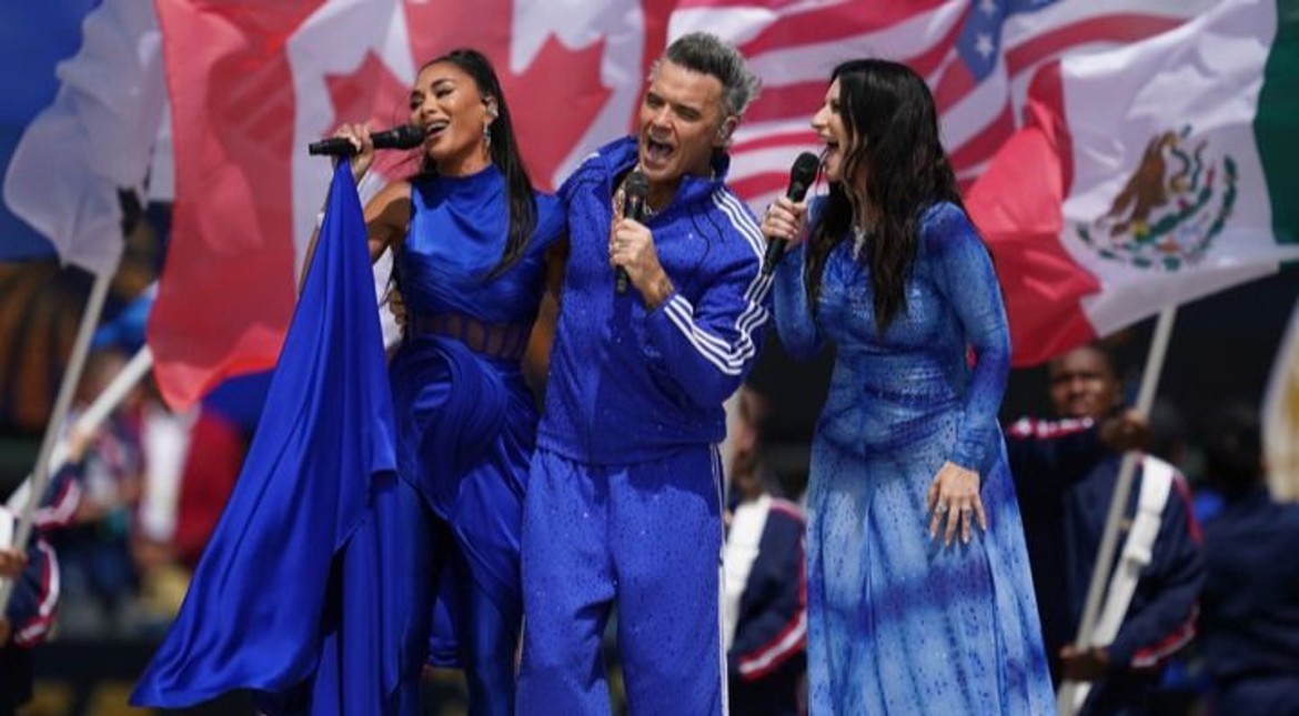 Robbie Williams explicó que era la sustancia blanca que cayó de su nariz en su participación del Mundial y pidió disculpas