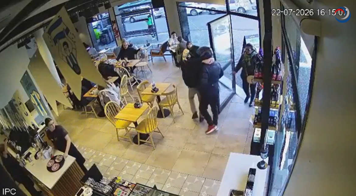 Tensión: siguieron a un hombre que salía del banco y le robaron el maletín adentro de una confitería