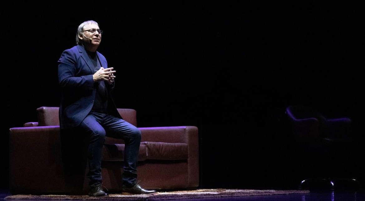 Gabriel Rolón trae a la ciudad su gira despedida de Palabra plena: “Esta obra me enseñó a sentir el escenario como un hogar”