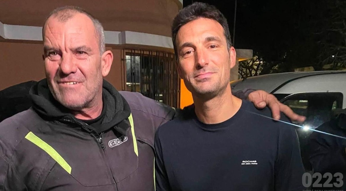 De la Costa Atlántica a Pujato en moto: un choripanero vendió todo, consiguió la firma de Scaloni y va por la de Messi
