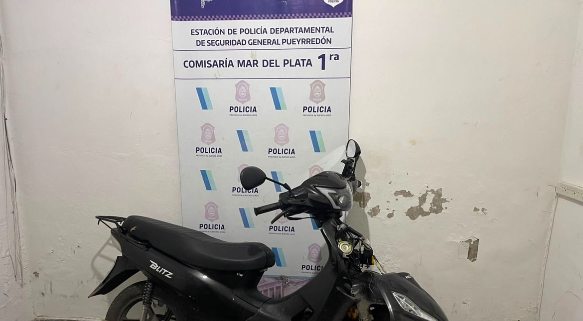Se llevaban una moto a tiro y los vio la policía: un aprehendido y un prófugo