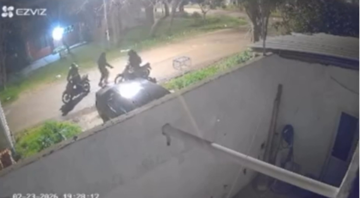 Dramático intento de robo en Los Pinares: le quisieron sacar la moto y los ahuyentó a los gritos