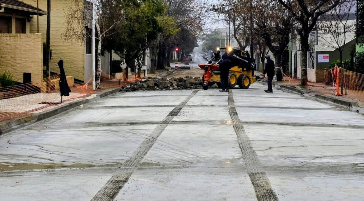 Ignoró un corte de tránsito, condujo sobre pavimento fresco y arruinó una obra: lo demandaron