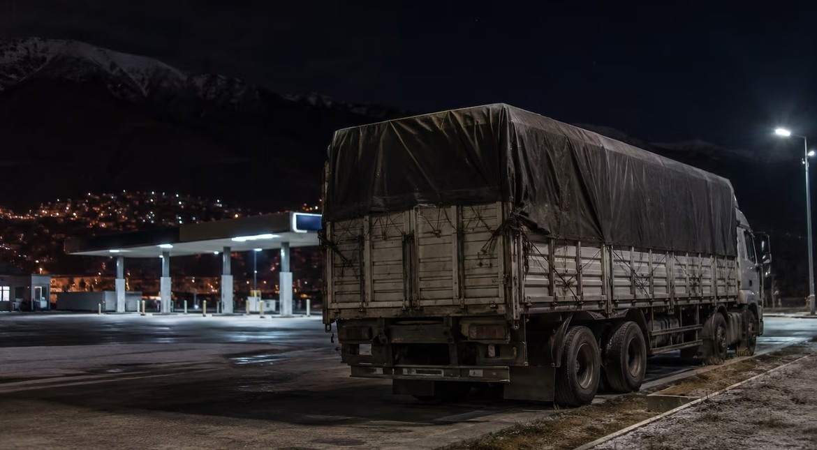 Bajó a revisar la carga en la estación de servicio y le robaron una riñonera con $3,5 millones