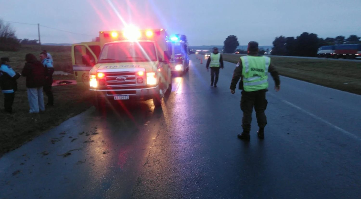 Violento vuelco en la ruta 226: un auto se incendió y dos personas resultaron heridas