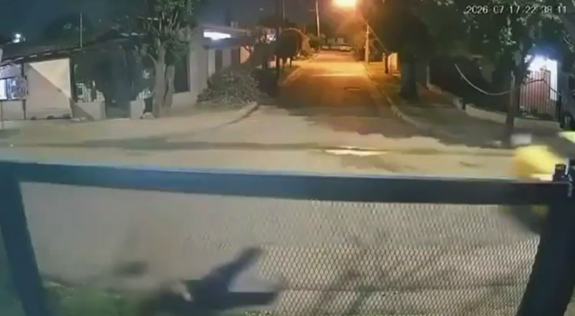 Un taxista pensó que le iban a robar, aceleró para escapar y atropelló a un pasajero