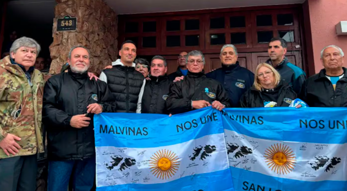 Veteranos de Malvinas abrazaron a Scaloni en Pujato: “Gracias por Malvinizar más que nadie"