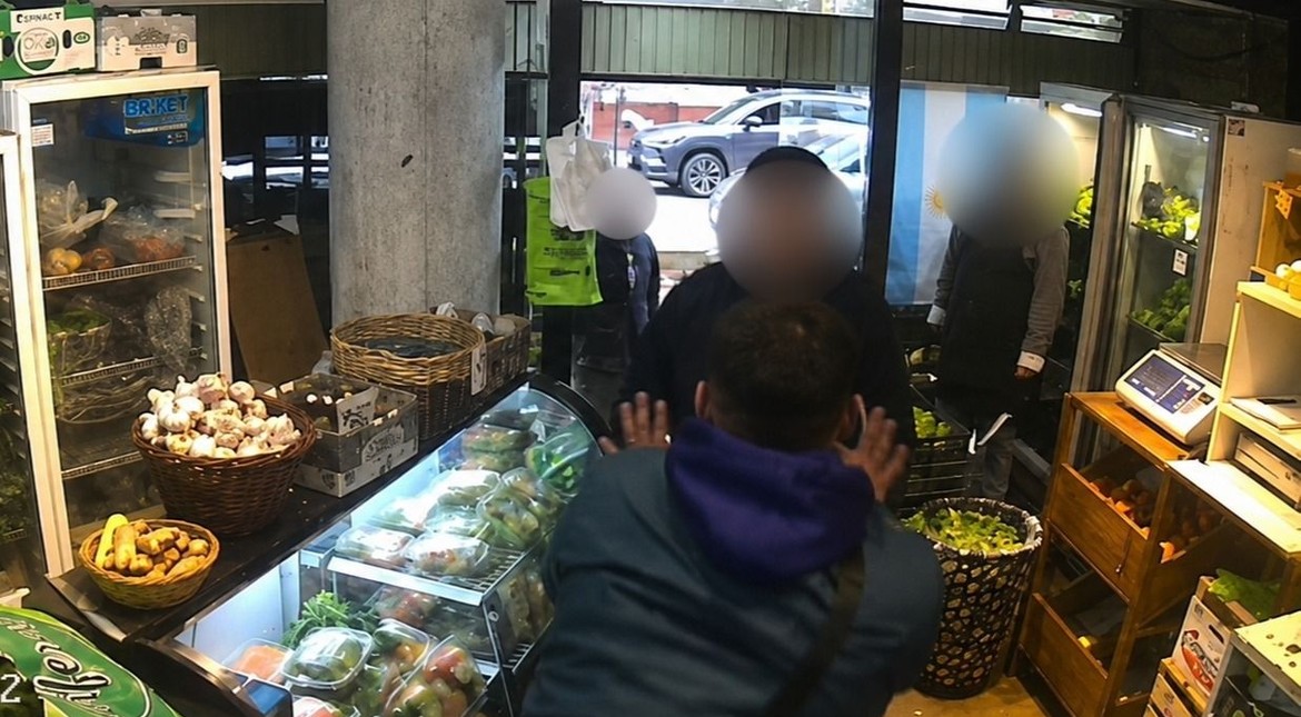 Video: persiguió al ladrón que le robó el celular y terminó a los golpes dentro de una verdulería