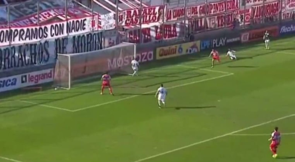 Ferro y un blooper para no creer: tres errores y un gol en contra insólito