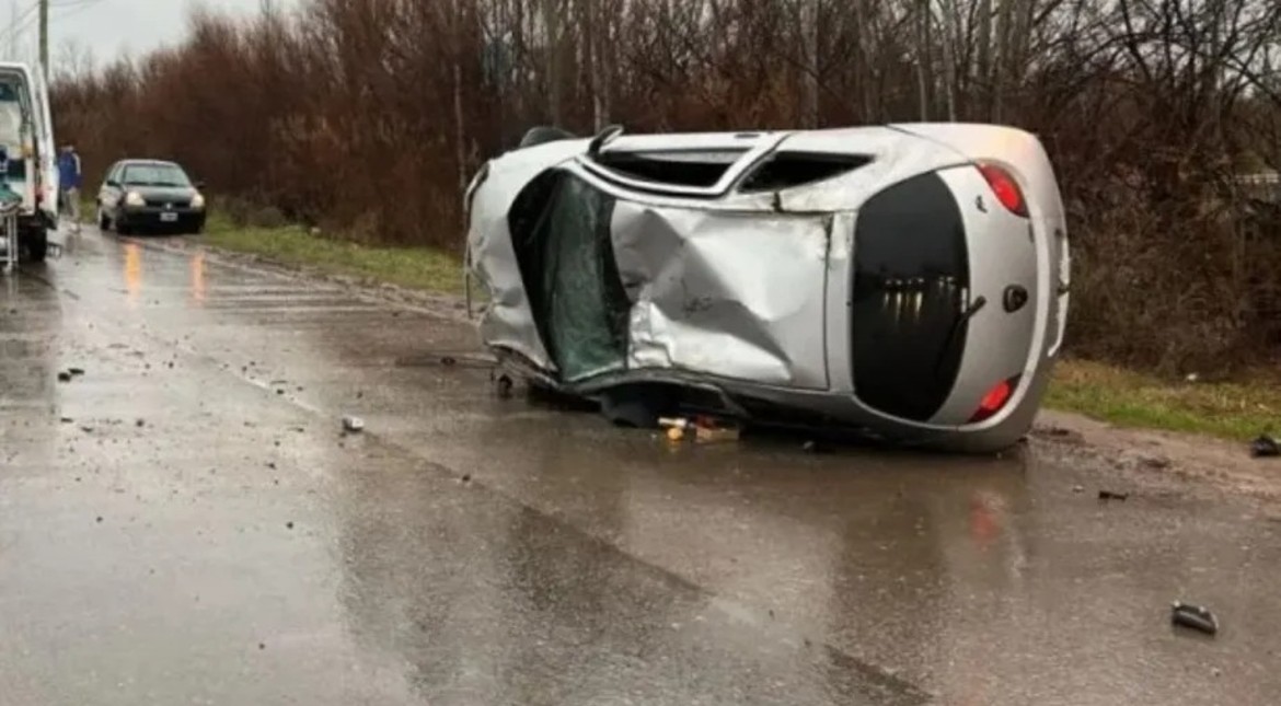 Impactantes imágenes: un joven de 20 años murió tras chocar de lleno contra un poste en la ruta