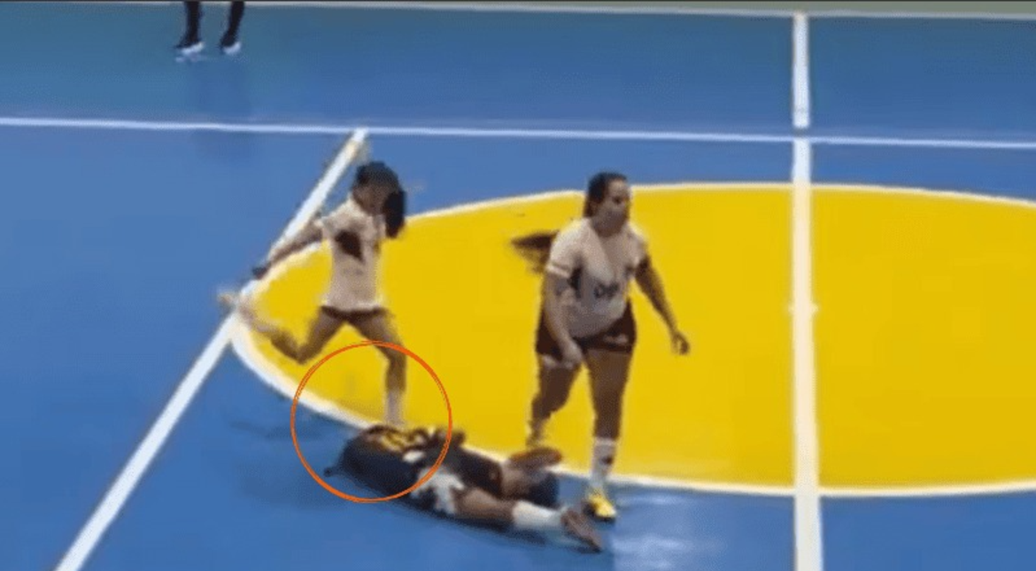 Jugaba un partido de futsal femenino, pateó a una rival en la cabeza y fue suspendida por cinco años